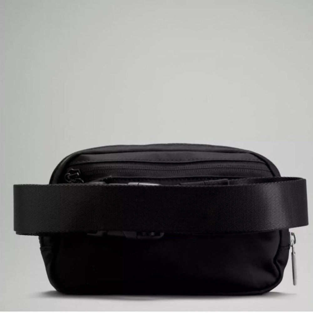 Lululemon Black Everywhere Belt Bag Crossbody Bag Nwt - Picture 3 of 5
